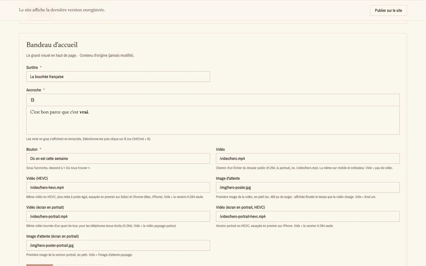 Content editing, home banner section: text fields and an editor limited to bold, with the “Publier sur le site” (publish to the site) button at the top.