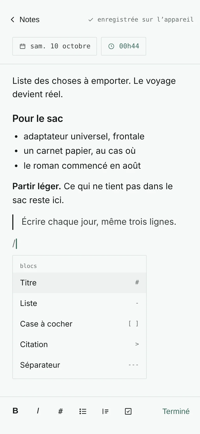 Editor screen: a note with a heading, a list and a quote, the “/” menu open and the formatting bar above the keyboard.