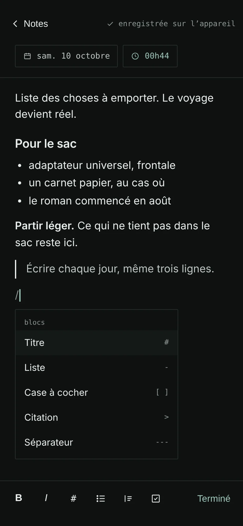 Editor screen: a note with a heading, a list and a quote, the “/” menu open and the formatting bar above the keyboard.
